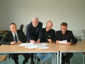 Die Vereinbarung wurde unterzeichnet von Wolfgang Reichert (Präsident des SSV Gera 1990), Reinhard Schulze (Vorsitzender Ostthüringer Radsportbezirk), Steffen Siegel (1. RSV 1886 Greiz) und Gerald Mortag (Stützpunktleiter Ostthüringen)