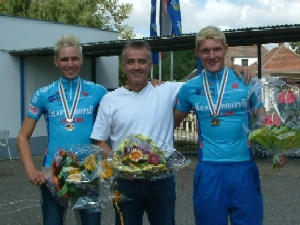 Trainer Gerald Mortag mit den beiden Junioren-Vizeweltmeistern Marcel Barth und Sascha Damrow