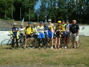 Das Jugend- Sprintnationalteam des Bundes Deutscher Radfahrer mit Bundestrainer Jochen Wilhelm aus Erfurt.