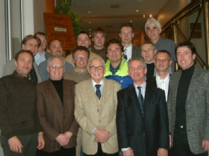 Werner Marschner inmitten seiner Gäste