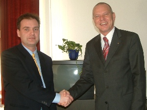 Mit Händedruck besiegelten Geschäftsführer Michael Votteler (l.) und SSV-Präsident Wolfgang Reichert die seit Jahren bestehende enge Zusammenarbeit.