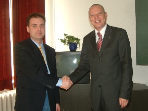 Michael Votteler und Wolfgang Reichert besiegeln Zusammenarbeit