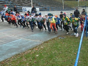 Die Schüleraltersklassen U11 bis U15 kämpfen um erste Punkte im Thüringen-Cup beim Crosslauf auf dem Gelände der Geraer Radrennbahn.
