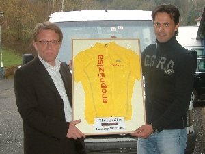 Im Namen des SSV Gera bedankt sich Andreas Wartenberg (r.) bei Thomas Richter, Geschäftsführer der eropräzisa GmbH, für die Unterstützung der Geraer BahnCup-Serie.