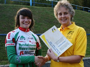 Der Förderkreis Radsport Gera ehrte Carolin Henkel vom SSV Gera 1990 als Sportler des Monats August. Die Ehrenurkunde wurde ihr von Förderkreismitglied Ute Holfert überreicht.