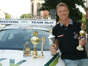 Mit Stolz präsentierte Frank Hässelbarth die Pokale, die bei den Radrennen in Elxleben, Chemnitz, Höhnstedt und Sömmerda von den Aktiven des DKV Teams Neff erkämpft wurden.