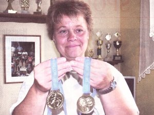Die Trainerin des 1.RSV 1886 Greiz, Margit Otto, präsentiert die beiden Goldmedaillen, die sie 1979 bei der Kinder- und Jugendspartakiade gewonnen hat. (Foto: OTZ/Holger Zaumsegel)