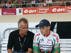 Robert Uebel im Gespräch mit seinem Trainer Gerald Mortag bei den Deutschen Bahnmeisterschaften 2009 in Erfurt.