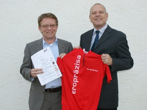 Thomas Richter und Wolfgang Reichert präsentieren das rote Wertungstrikot für das jeweils beste Mädchen.