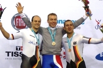 Maximilian Levy, Chris Hoy und Robert Förstemann bei der Sprint-Siegerehrung in London. (Foto: tissottiming