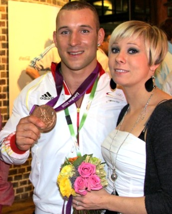 Im „Siebten Himmel“: Olympia Bronzemedaillengewinner im Teamsprint Robert Förstemann mit Ehefrau Jenni, die im Januar 2013 ihr gemeinsames Kind Noah erwarten.