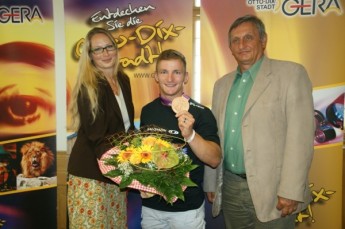 Olympia-Bronzemedaillengewinner René Enders mit Sozialdezernentin Sandra Schöneich und SSB Geschäftsführer Norbert Kietzmann.