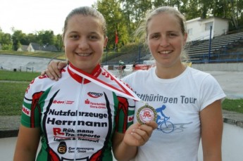 Laura Sell, hier mit Trainerin Heike Schramm, holt sich beim Kriterium in Sömmerda den Thüringer Landesmeistertitel der Schülerinnen.