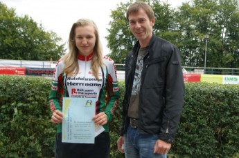 Kay Nestler vom Vorstand des Förderkreis Radsport Gera e.V. ehrte Joseline Oeser als Geraer Nachwuchs-Radsportlerin des Monats Juli.