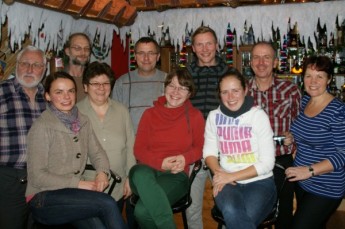 Die Arbeit im Org-Team: konstruktiv und hoch motiviert.Doch die Mitglieder können auch feiern, so nach der letzten Sitzung im&nbsp;Dezember bei Familie Metzner in der „Kaktus-Bar“.