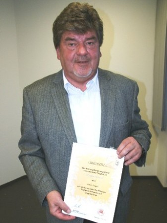 Peter Zingel erhält die Ehrennadel des Thüringer Radsport-Verbandes.