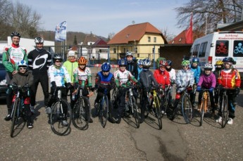 Abfahrt mit den Rennrädern nach Nickelsdorf zur diesjährige Ferienfreizeit der U11- und U13-Nachwuchssportler.