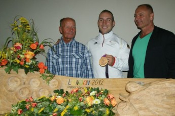 Begegnung des Olympiabronzemedaillengewinners im Teamsprint Robert Förstemann mit seinem ersten Trainer Wolf-Dieter Lampke und dem jetzigen Trainer Emanuel Raasch.