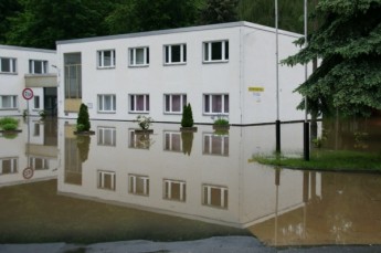 Für das Sportobjekt Vollersdorfer Straße heißt es: „Land unter“. Inzwischen ist der Hochwasserpegel weiter gestiegen.