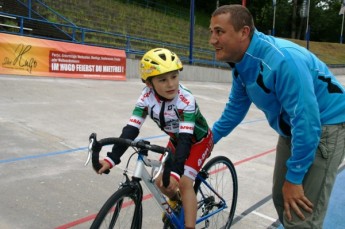 Der 5-jährige Enzo Wiencek mit SSV-Trainer André Wolf.