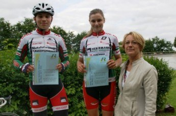 Erfolgreiche Geraer Nachwuchs-Radsportler Domenik Wolf (u13) und Maraike Lange (u15) von Ines Gollhardt, stellvertretende Vorsitzende des Förderkreises Radsport Gera e.V., geehrt.