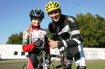 Sandy Knöfler feierte ihren ersten Sieg bei einem Radrennen gemeinsam mit ihrem Trainer Lucas Schädlich.