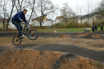 Schon die ersten Testfahrten durch Christoph Mai auf dem neu gestalteten BMX-Parcours versprechen für die jungen Radfreaks künftig Erlebnis pur.