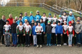 Beim Jugend-Fördercup Thüringen der SV SparkassenVersicherung erkämpfte sich der Radsportnachwuchs vom SSV Gera Platz zwei. Hier im Bild mit dem Geraer Radprofi John Degenkolb (l.).