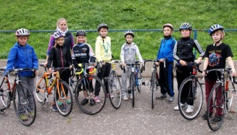 Die Teilnehmer der AG Radsport von der Grundschule „ Hans Christian Andersen“ mit AG-Leiterin Heike Schramm.