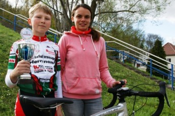 Der Sieger beim Elxlebener Radkriterium und U11-Gesamtführender im Jugend-Fördercup Thüringen der SV SparkassenVersicherung, Lucas Küfner, mit Trainerin Melanie Lenk.