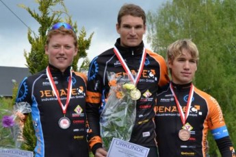Die Jenatec-Elitefahrer Sven Forberger (1.), Konrad Geßner (2.) und Nils Schachtebeck (3.) erfolgreich bei den Thüringer Landesmeisterschaften 2014 in Greiz-Mohlsdorf.