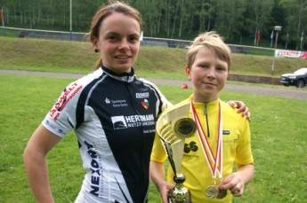 Erster Gesamtsieg bei der Ostthüringen Tour für den SSV Gera 1990. Der Gesamtsieger in der U11m Lucas Küfner mit seiner Trainerin Melanie Lenk.