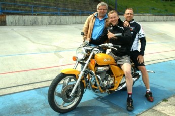 Bernd Herrmann und Mike Reuter bei der Übergabe des Motorrades an SSV-Trainer Lucas Schädlich.