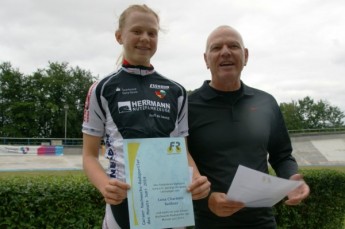 Förderkreismitglied und SSV-Präsident Wolfgang Reichert überreicht Lena Charlotte Reißner die Urkunde zum „Geraer Nachwuchs-Radsportler des Monats Juni 2014“