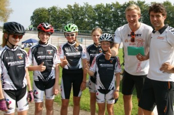 Gerade noch auf dem Rad, nahmen die U13-Radsportlerinnen mit ihrem Trainer Lucas Schädlich die Spende von Torsten Kunath in Empfang.