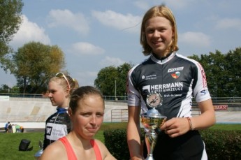 Lena Charlotte Reißner gewinnt die Thüringer BahnCup-Serie 2014. Den Siegerpokal überreichte ihre Trainerin Heike Schramm.