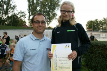 Förderkreismitglied Christian Magiera überreicht die Ehrung als Nachwuchs-Radsportler des Monats Juli an Julia Schäfer.