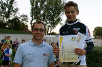 Christian Magiera, Mitglied des Förderkreis Radsport Gera e.V., bei der Ehrung von Nico Kirsche als Nachwuchs-Radsportler des Monats August.