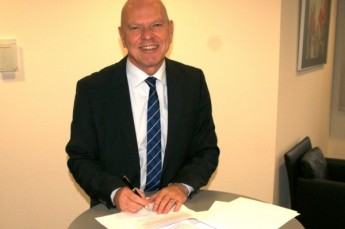 SSV-Präsident Wolfgang Reichert unterzeichnet den Vertrag mit der Köstritzer Schwarzbierbrauerei