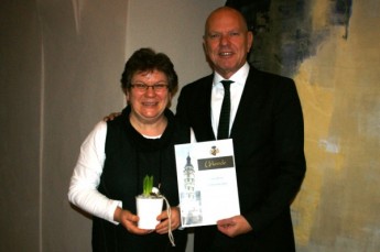 Anlässlich der  Ehrenamtsveranstaltung der Stadt Gera wurde Ilona Wenzel für ihr Engagement mit dem „Ehrenbrief des Sports“ geehrt. Zu den ersten Gratulanten zählte auch SSV-Präsident Wolfgang Reichert.