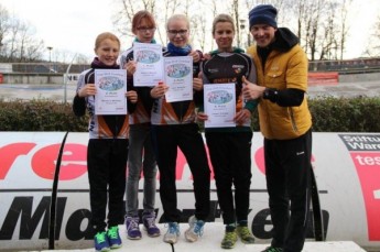 Die Geraer Mädchen der U13 sorgten beim Crosslauf für einen bravourösen Erfolg (v.l.): Michelle Metzner (2.), Stella Müller (1.), Julia Schäfer (3.), Leonie Plötner (5.) und Trainer Lucas Schädlich.