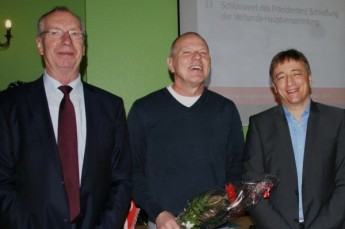 TRV-Ehrenpräsident Jürgen Beese und TRV-Präsident Uwe Jahn nutzen den Rahmen der Verbands-Hauptversammlung, um sich bei Wolfgang Reichert für sein 15-jähriges Engagement, insbesondere für die Entwicklung des Geraer Radsports, recht herzlich zu bedanken.