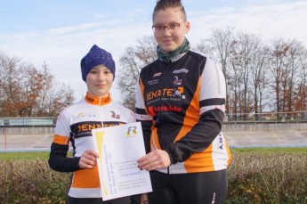 Lucia Wiencek wurde vom Förderkreis Radsport als Geraer Nachwuchs-Radsportlerin des Monats Oktober 2021 geehrt. Die Urkunde überreichte ihre Trainerin Jasmin Müller.