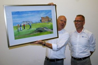 SSV-Sportdirektor Bernd Herrmann überreicht als persönliches Geschenk für Wolfgang Reichert ein Bild des Berliner Malers Werner Petzold mit einem Golf-Platz-Motiv.