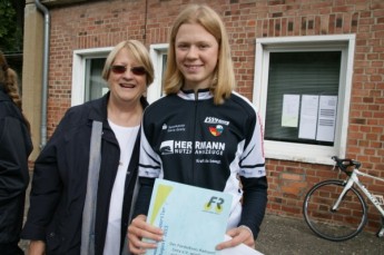 Eva-Maria Spindler vom Förderkreis Radsport Gera e.V. übereicht an Lena Charlotte Reißner die Urkunde zum Geraer Nachwuchs-Radsportler des Monats August 2015.