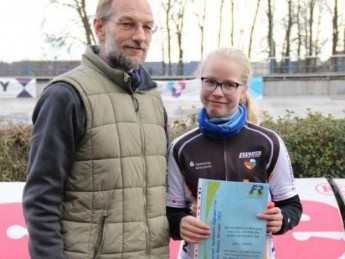 Jens Wenzel vom Vorstand des Förderkreis Radsport Gera e.V. übereicht an Julia Schäfer die Urkunde zum Geraer Nachwuchs-Radsportler des Monats Oktober 2015.