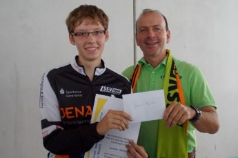 Jasmin Müller wird als „Geraer Nachwuchs-Radsportlerin des Monats September 2016“ geehrt und erhält die Urkunde vom Förderkreismitglied Frank Metzner.