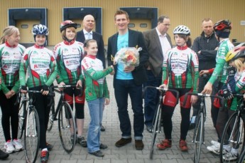 Radprofi André Greipel übergibt acht Rennräder an den erfolgreichen SSV-Radsportnachwuchs.