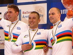 Die Teamsprinter Stefan Nimke, Robert Förstemann und Maximilian Levy bei der Siegerehrung (Foto: BDR)