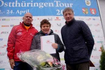 Uwe Jahn, Präsident des Thüringer Radsport-Verbandes, und Tour-Gesamtleiter Wolfgang Reichert  ehren Ilona Wenzel für ihr ehrenamtliches Engagement mit der TRV-Ehrennadel.